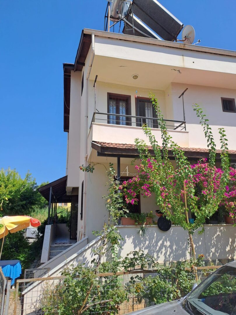 4-bed semi detached villa