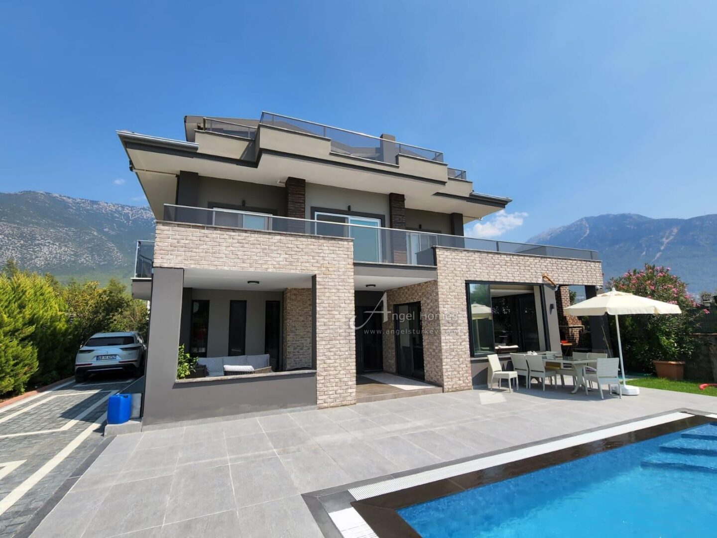 luxury modern furnished 7-bed villa