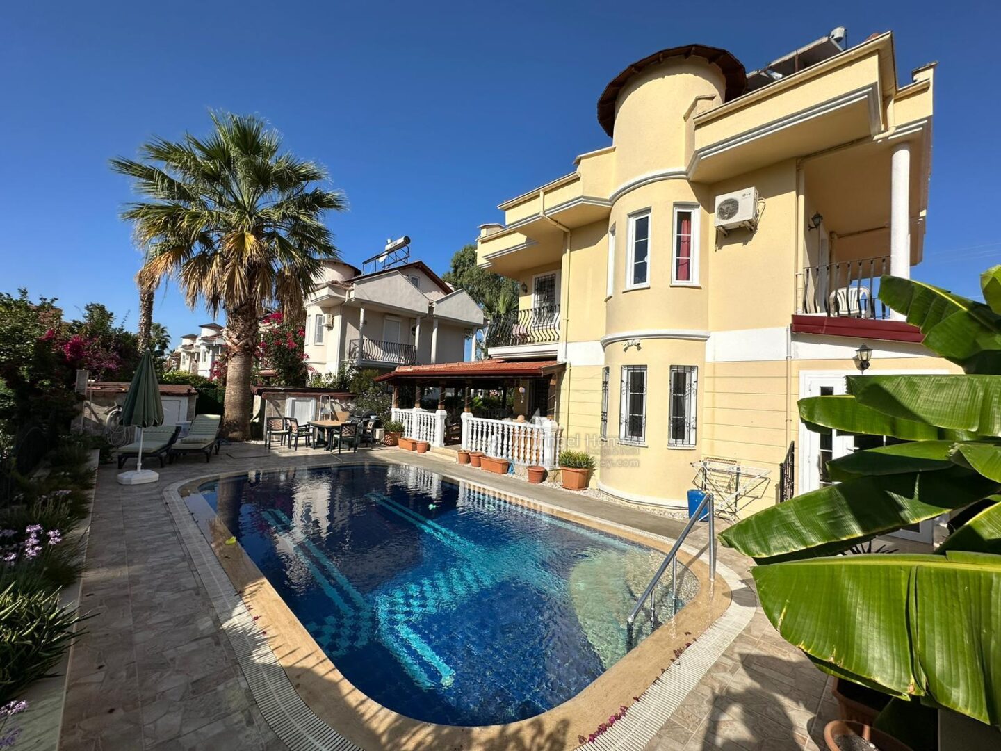 villa for sale in Foca